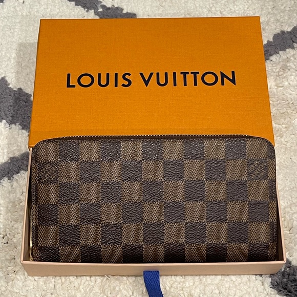 Louis Vuitton Handbags - Louis Vuitton Zippy Wallet in Damier Ebene/ Rose Ballerine EUC